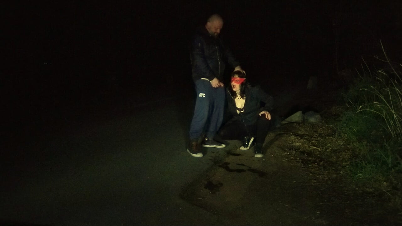야외에서 황금 샤워하는 와이프의 얼굴에 배뇨
