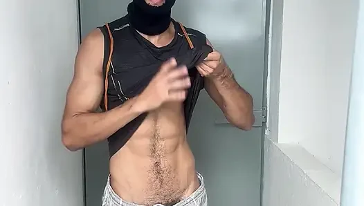 Büyük, sarkık penisli bir adam alışveriş merkezinin merdivenlerinde gösteriş yapıyor.