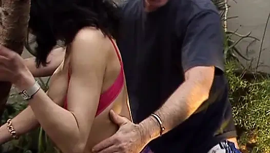 Pelacur Jerman sempurna berbagi kontol di threesome anal luar ruangan