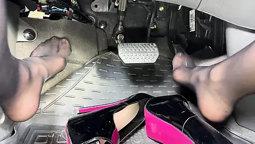 Ukrayna Tanrıçası ile pedal pompalıyor