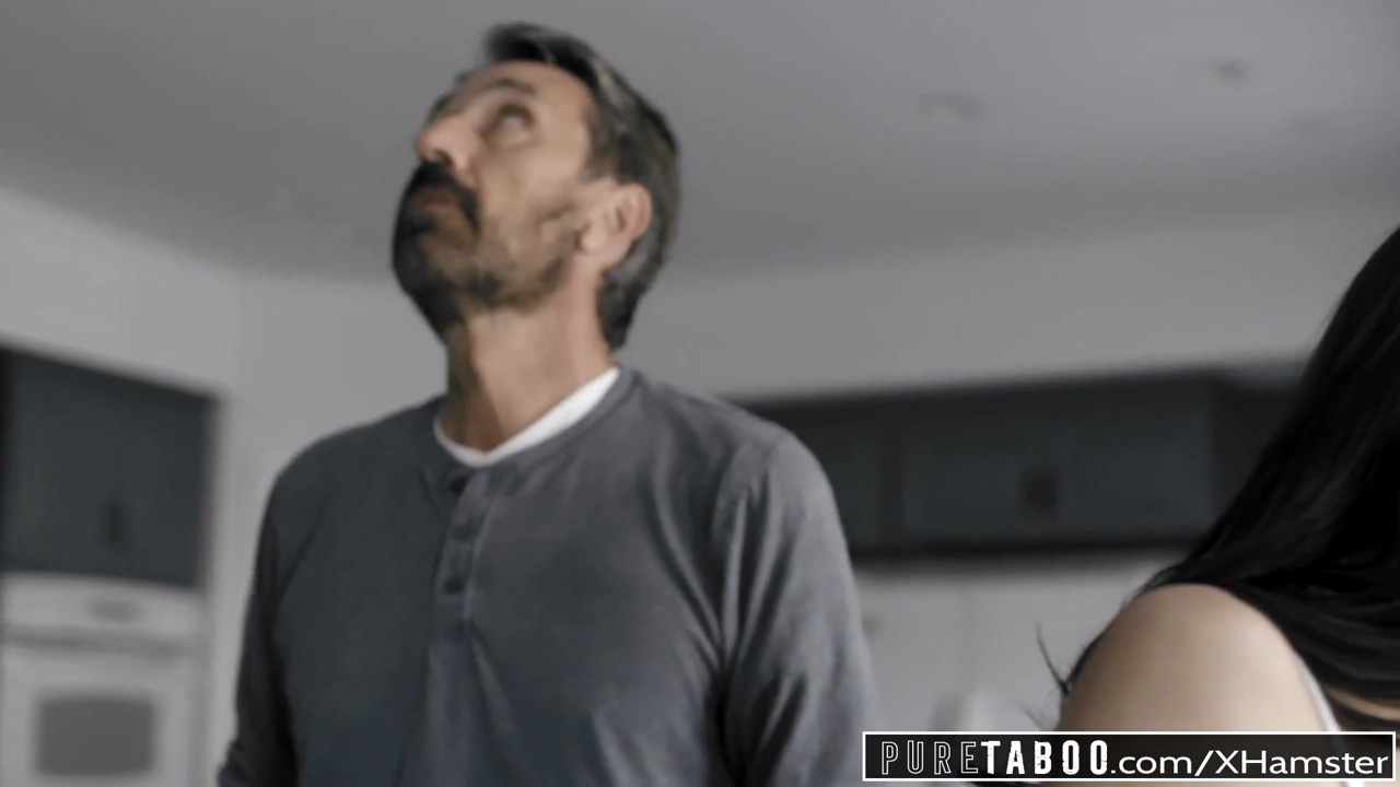 純粋なタブーティーン痴女Emily WillisがStepdadでスパンキング＆中出し