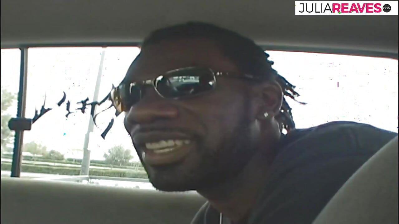 Seksi kız iki büyük yarakla sert sikildikten sonra döl yiyor