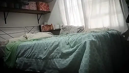 Aku nelpon ponselku di kamarku, cewek ini hot banget dan pantat bahenolnya dientot habis-habisan