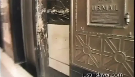 Schiebt deinen großen schwarzen Bambus zu meiner nass rasierten muschi und fick mich stark als Hure!!