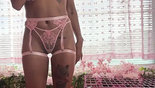 Вертикальная: Розовая комната эпизод 31 - высокая, сексуальная шлюшка Наташа Картер делает все это