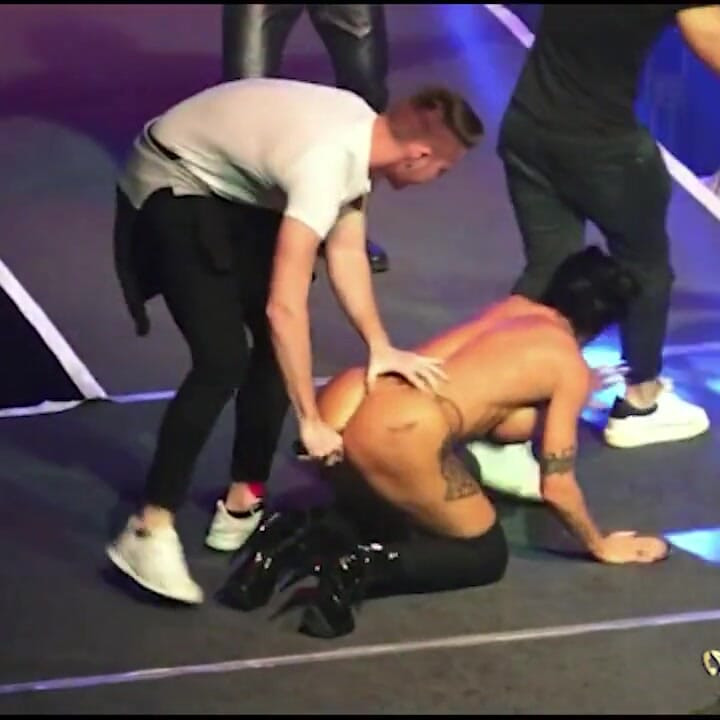 Küçük memeli bebek mugur ile sahnede gösteri yapıyor