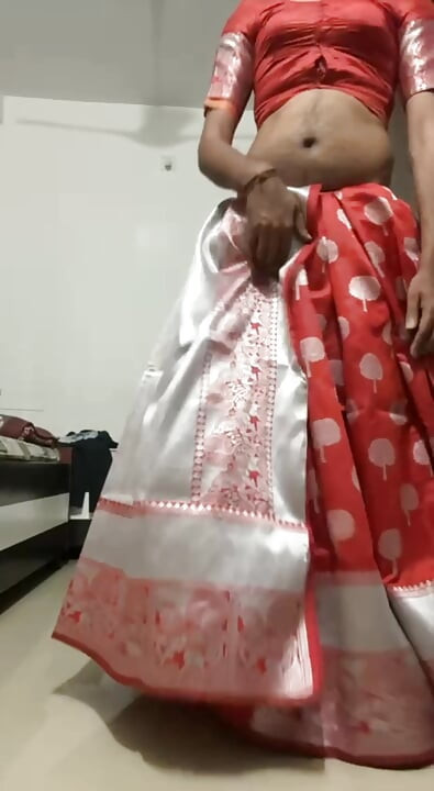 가그라 스타일로 빨간 사리 착용