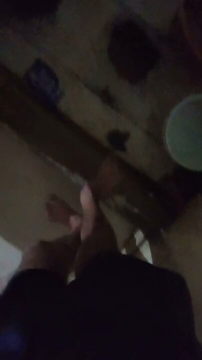 Kızı görünce yumruğumu sıktım.
