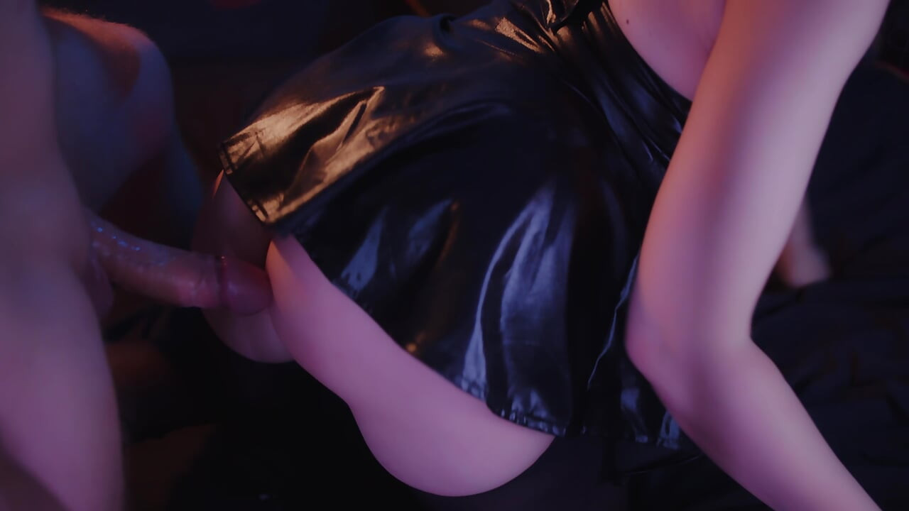 Sapık adam orta yaşlı seksi kadının götünü sikiyor.