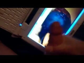 Sluttysam123穿着牛仔裤把我的负荷喷在她的屁股上