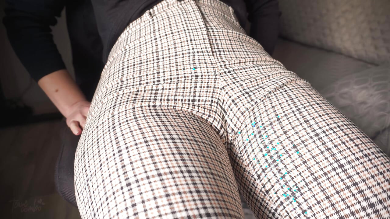 淫荡的同事Cameltoe挑逗和否认