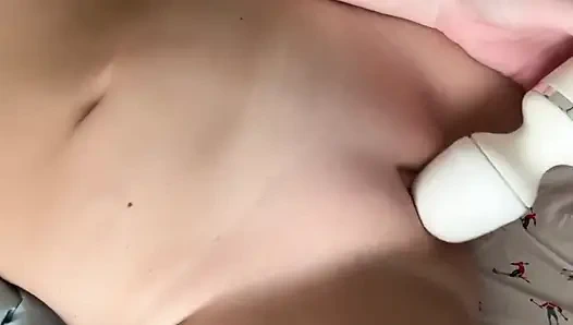 Я мастурбирую свою красивую киску вибратором