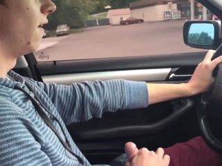 Забавный приятель снимает порцию спермы во время вождения