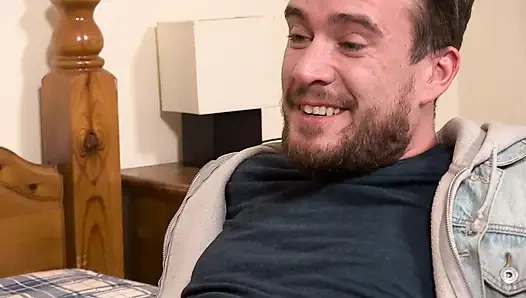 Adik tiri pantat montok yang imut dientot habis-habisan sama saudara tirinya di ranjang