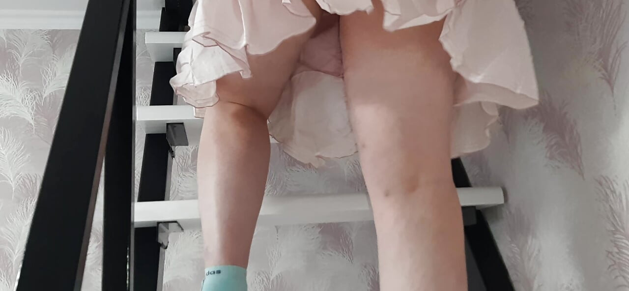 Dok maćeha čisti, gledam njenu dlakavu pičku.
