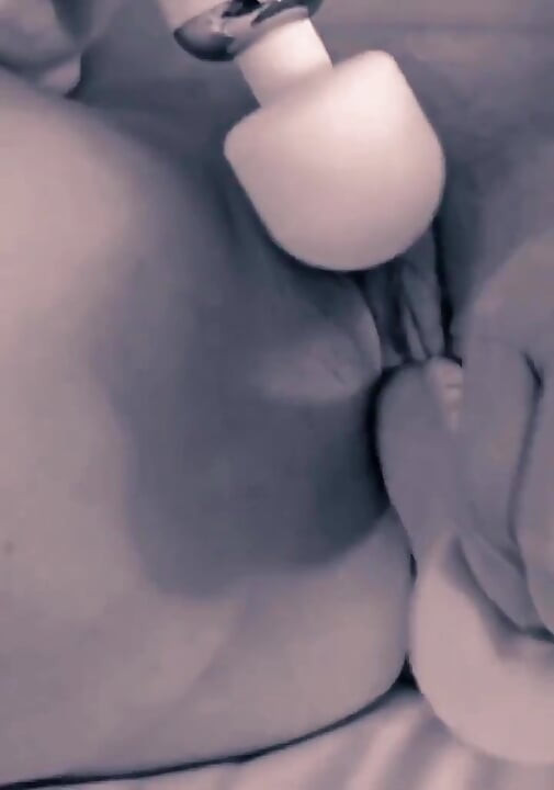 Tamak saya bermain dengan pepek saya dan dildo pergi mendalam