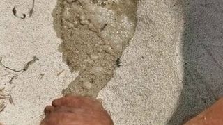 Piscia sulla spiaggia con le mutandine addosso