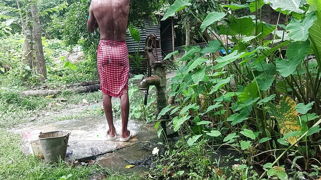 Tha homem indiano maduro nu toma banho em lugar aberto e mostra corpo e pau ..