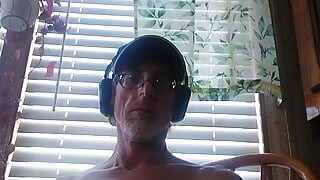 Drkanje za kuhinjskim stolom