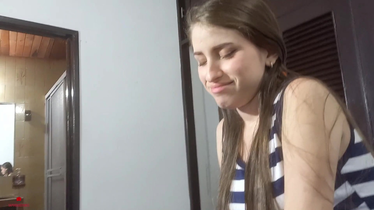 無邪気な顔をした義理の妹は、私に素晴らしいオーラルをさせてほしいと頼みます