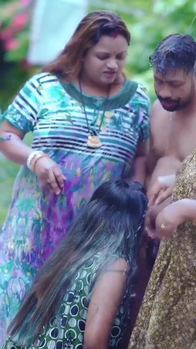 Detik yang menyeronokkan dari "Tiga Bhabhi Miang Dikongkek Oleh Dudhwala India apabila suami mereka tiada di rumah ( Filem Hindi Penuh )"