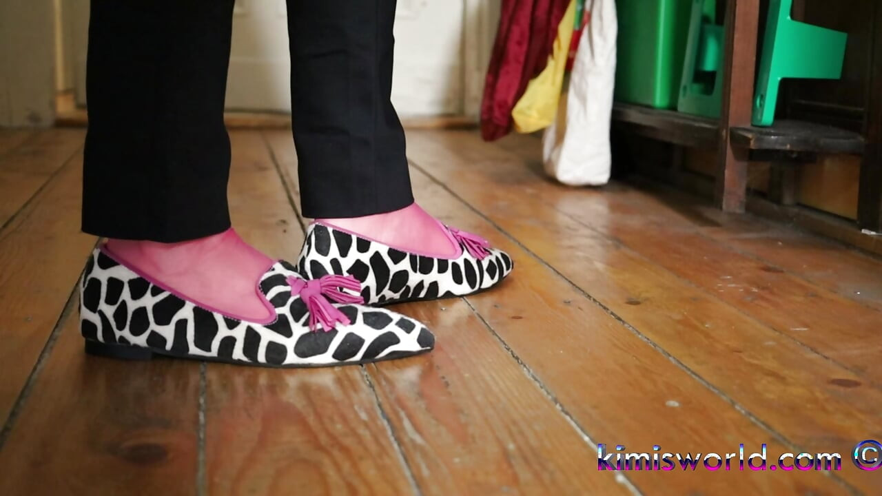 분홍색 타이츠를 신고 관능적인 매달림과 신발 놀이 - 로퍼와 클로지