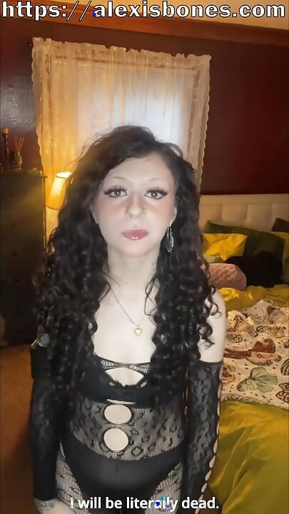 J’ai surpris mon ex gothique en train d’être une salope devant la caméra alors nous avons baisé pour me faire taire