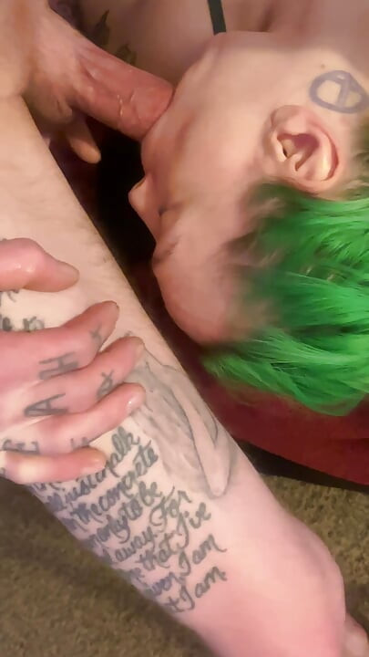 Süßes mädchen amber green wird ins gesicht gefickt