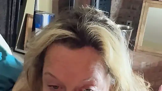 Bonemaiden kommt zur sache und lutscht papi