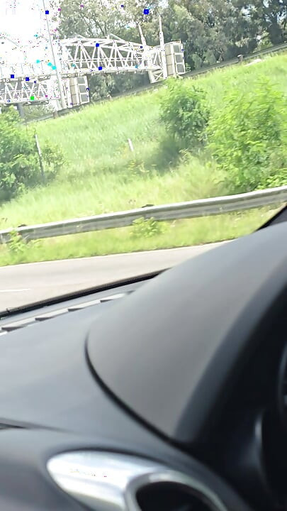 Uso su polla como una palanca de cambios mientras conduce