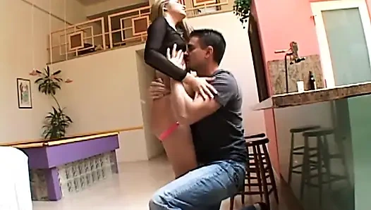 Güzel genç amcıklı amatör götten sikiliyor ve ağzına büyük yarakla boşalıyor