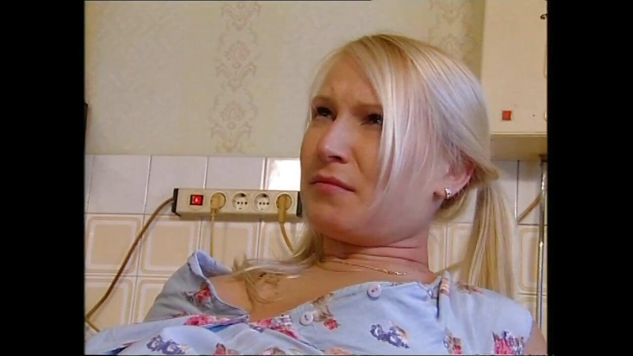 Des ados incroyables et des MILF à forte poitrine se font enculer et éjaculer dans la bouche par des grosses bites (film complet)