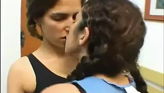 Brasileira lésbica beijando e lambendo a barriga