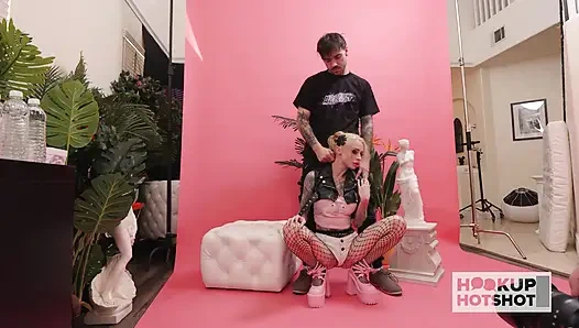 Sasha Beart ateşli çekimden önce seksi kıyafetlerle azdırıyor! BTS