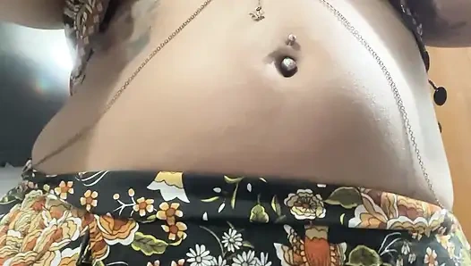 Латина арабская богиня с ее волосатой киской под юбкой Бохо (соблазнение)