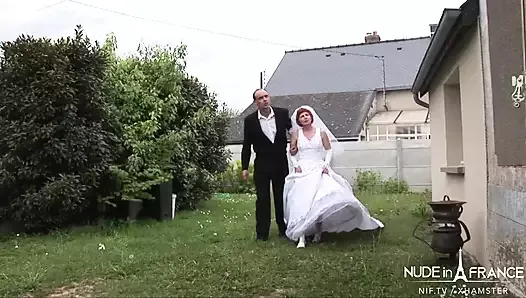 毛茸茸的法国成�熟新娘得到她的屁股和拳头性交