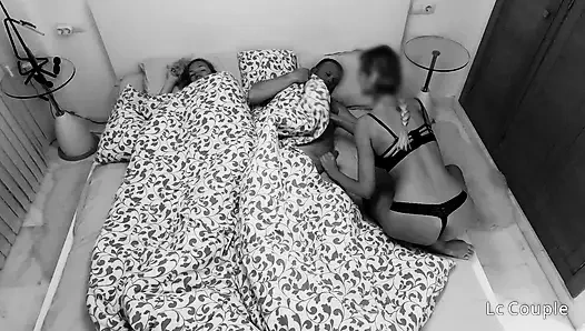 Night vision - temanku yang sange menyeluruh diam-diam masuk ke ranjang kami seks threesome ffm asli