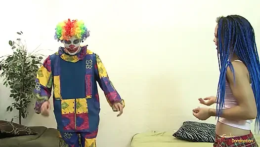 Gadis rambut biru dengan pantat bahenol dientot habis-habisan sama badut horndog yang sengsara