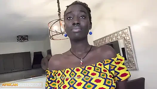 Сексуальная темнокожая чернокожая скачет на большом белом члене в позе наездницы в видео от первого лица, чтобы получить заказ