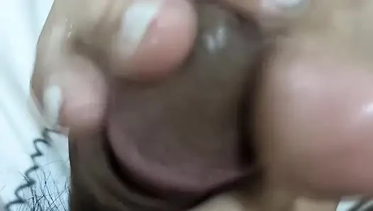 Симпатичные белые пальцы ног Acoletteyy доит досуха его яйца