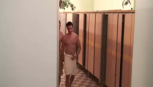 Des garçons gays finlandais dans un spa - porno amateur dans les vestiaires