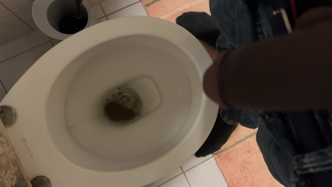 誰が私の従順なトイレになるのか、小便をする?