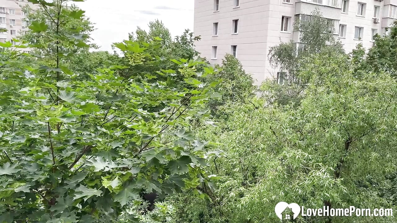 Nadržená blonďatá milf sousedka mě zve na kávu a saje mého ptáka na jejím balkóně