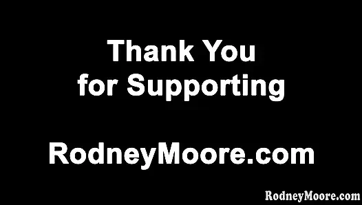 Мокрая и грязная Nikki Daniels хорошенькая