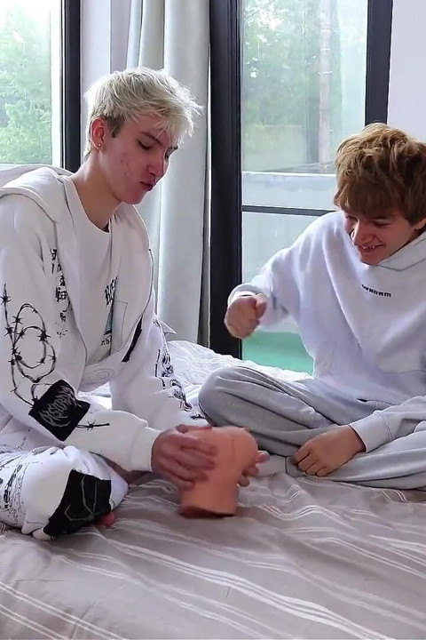 Kerel met enorme lul neukt schattige twink tot rillen en komt in hem klaar