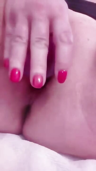 An older woman loves to cum with a vibrator