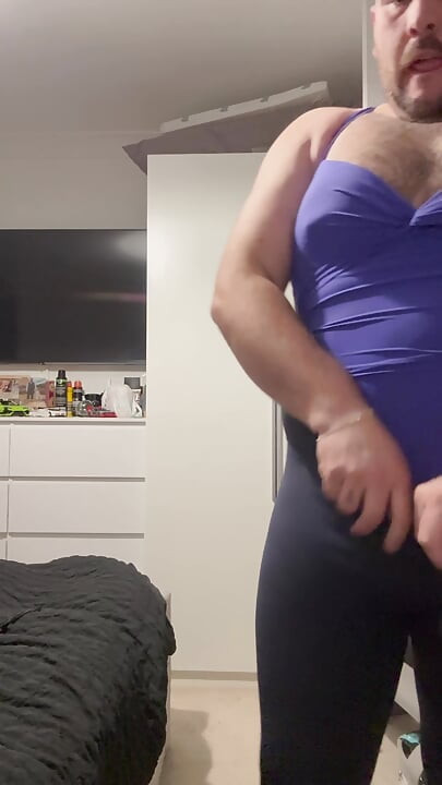 Bondage de bite et de couilles avec pinces à tétons et plug anal, partie 2