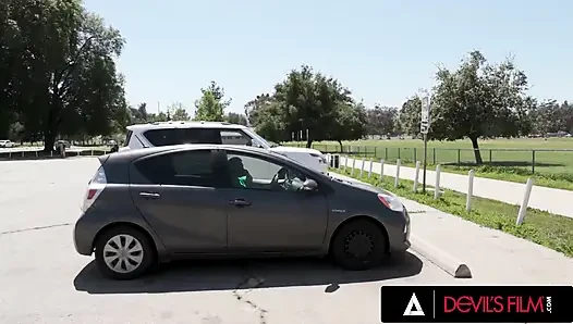 DEVILS FILM - madison morgan zeigt muschi auf dem parkplatz Dann bittet sie um anal vor ehemann