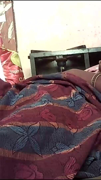 Moment épique de « la femme du village indien, femme mariée, gros seins et baiser »