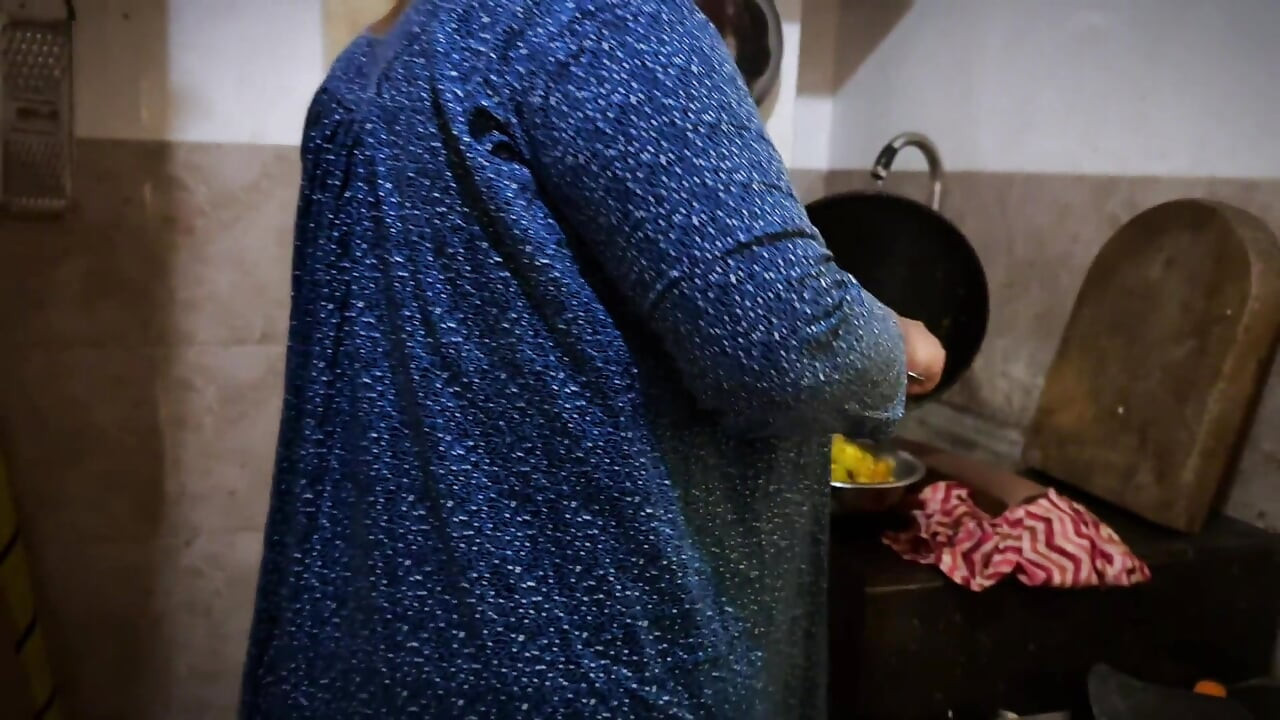 bari gand vaali sundar hot sauteli mammi subah vah kichan men khaana bana rahi thi aur mujhse gand chudaee chaahti hai